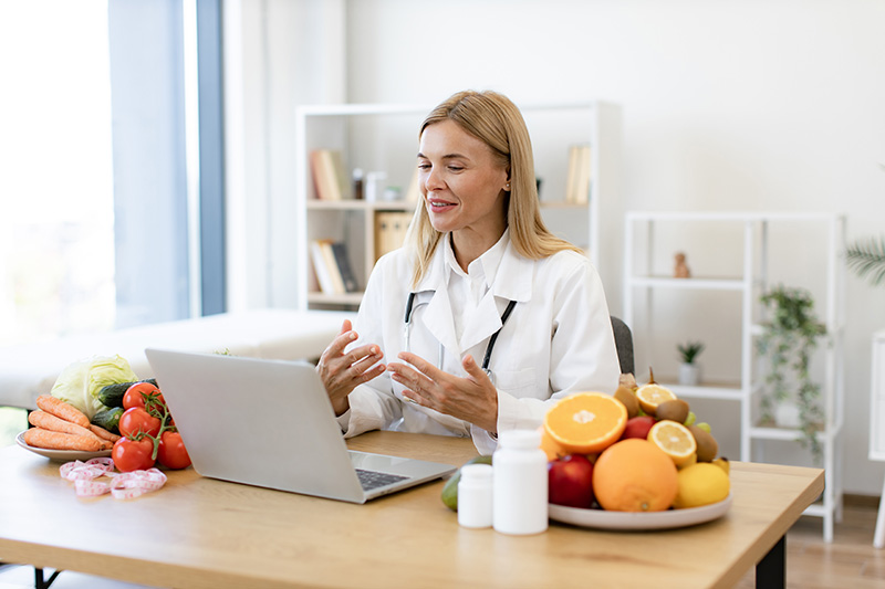mature-dietitian-in-online-consultation